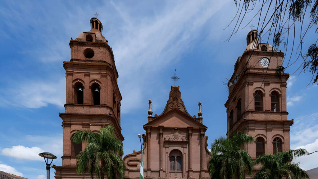 Fachada alta de la catedral mostrando el reloj